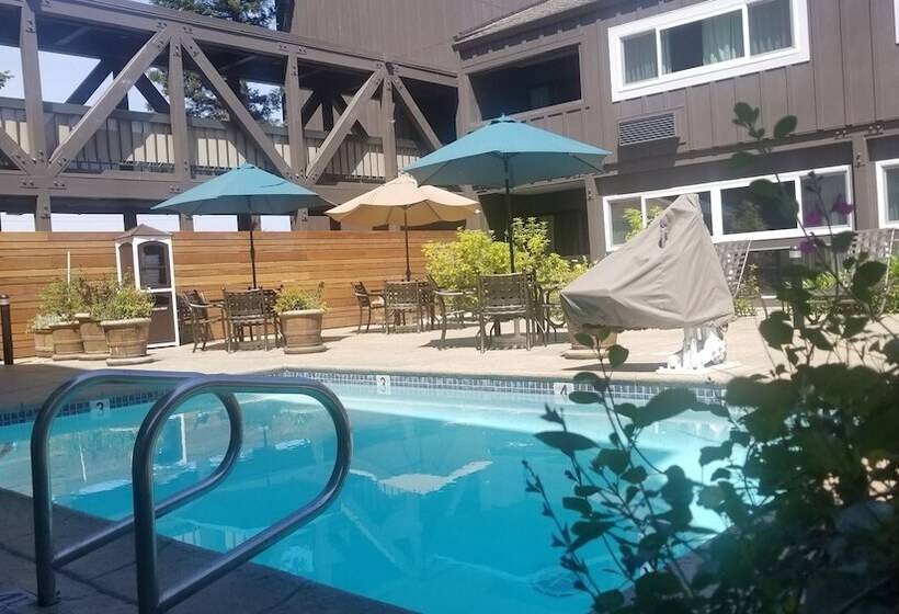 هتل Best Western Plus Inn At The Vines