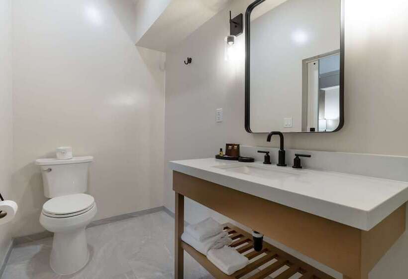 هتل Best Western Plus Inn At The Vines