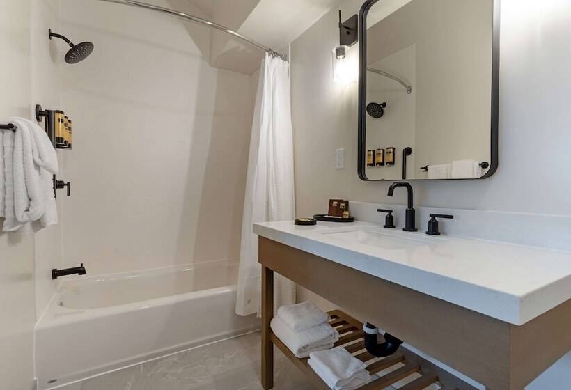 هتل Best Western Plus Inn At The Vines