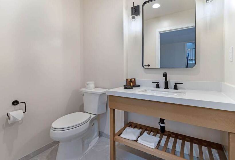 هتل Best Western Plus Inn At The Vines