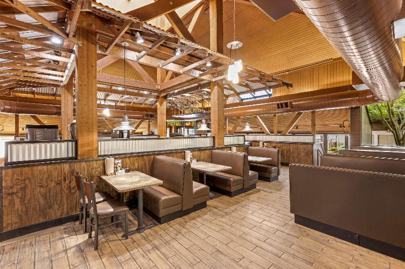 هتل Best Western Plus Inn At The Vines