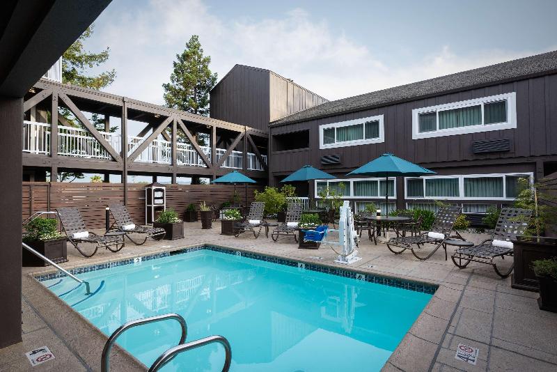 هتل Best Western Plus Inn At The Vines