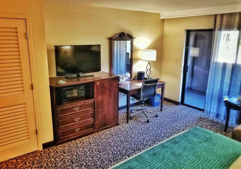 هتل Best Western Plus Inn At The Vines