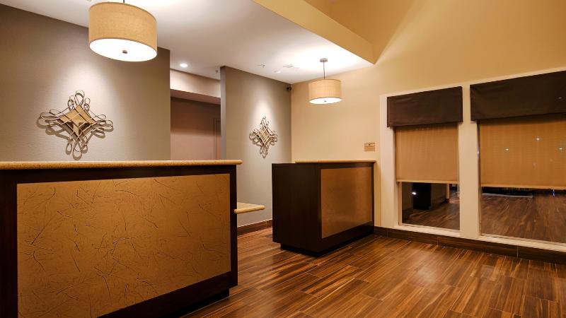 هتل Best Western Plus Inn At The Vines