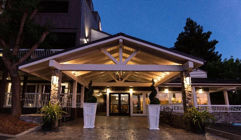 هتل Best Western Plus Inn At The Vines