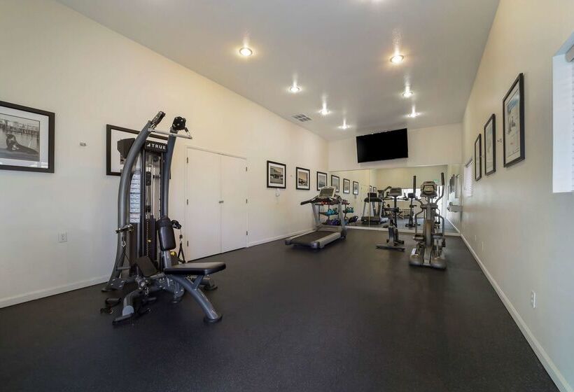Отель Best Western Plus Northwoods Inn