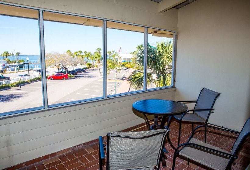 Отель Best Western Plus Yacht Harbor Inn