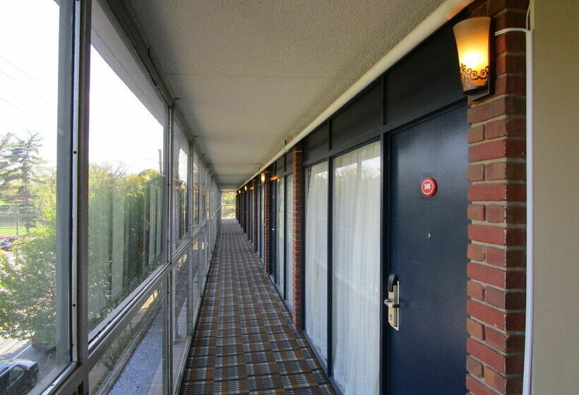 هتل Cavalier Inn At The University