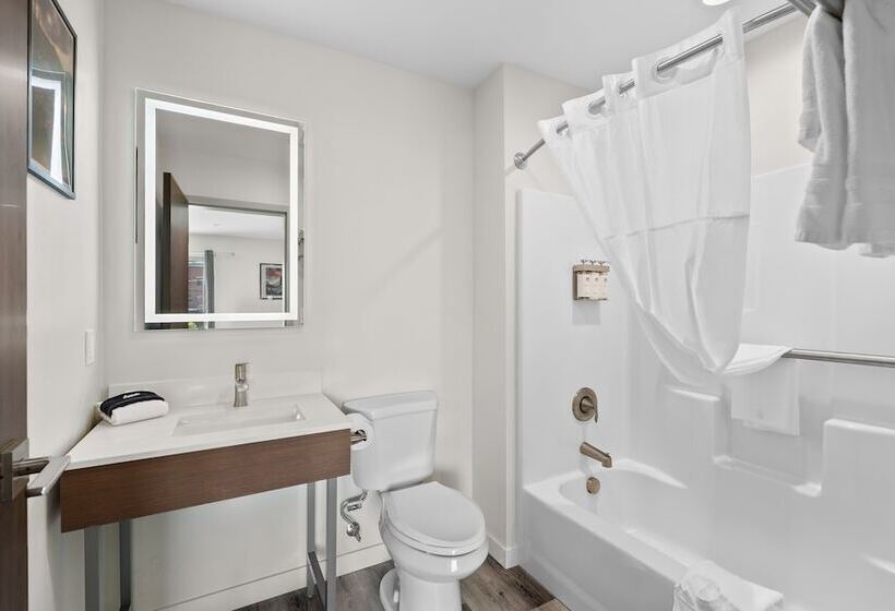 Cedar Street Hotel & Suites