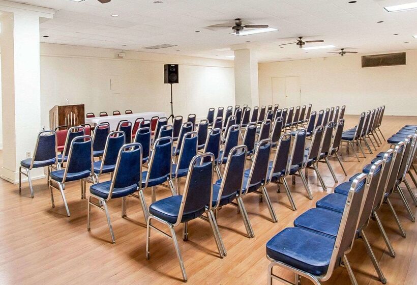 فندق Clarion Inn & Suites University Center