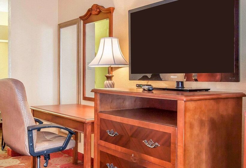 فندق Clarion Inn & Suites University Center