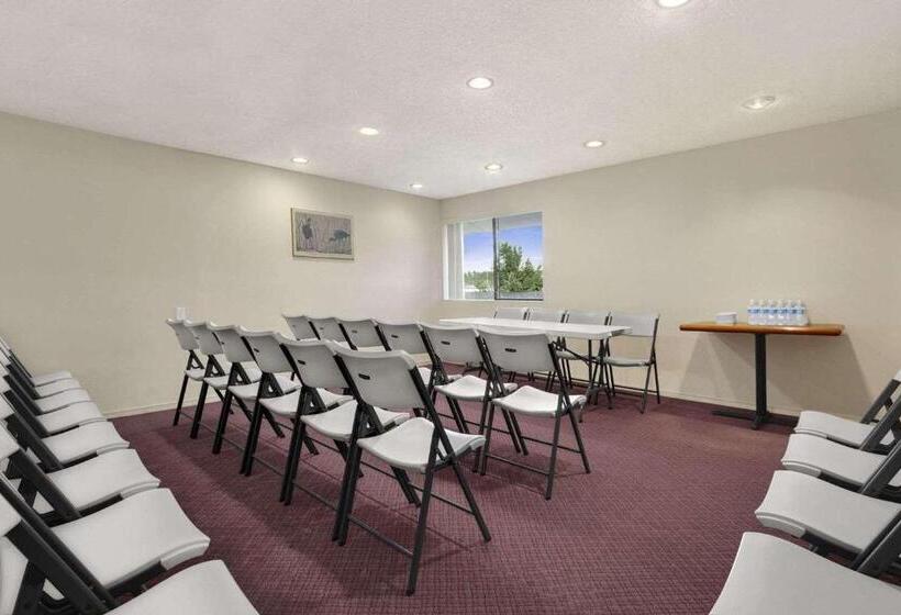 هتل Days Inn By Wyndham Auburn
