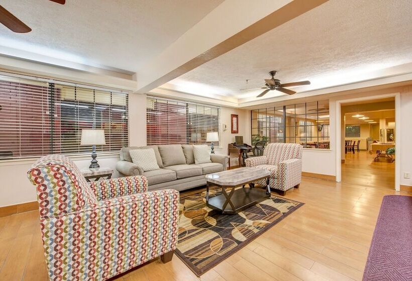 فندق Days Inn By Wyndham College Station University Drive