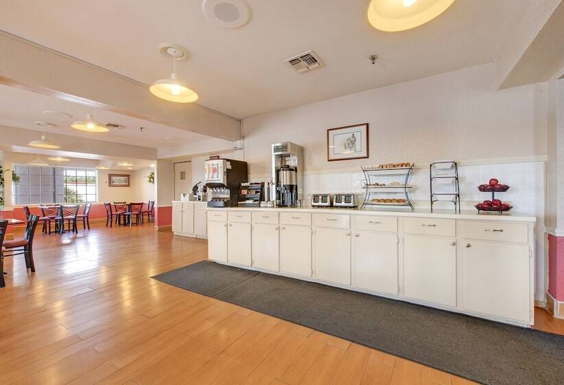 فندق Days Inn By Wyndham College Station University Drive