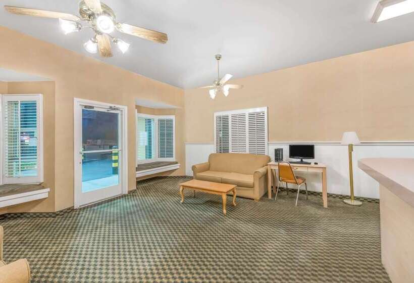 Отель Days Inn By Wyndham Deming