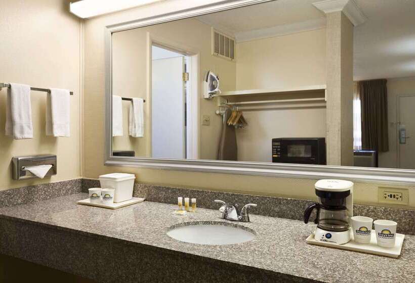 Отель Days Inn & Suites By Wyndham Trinidad