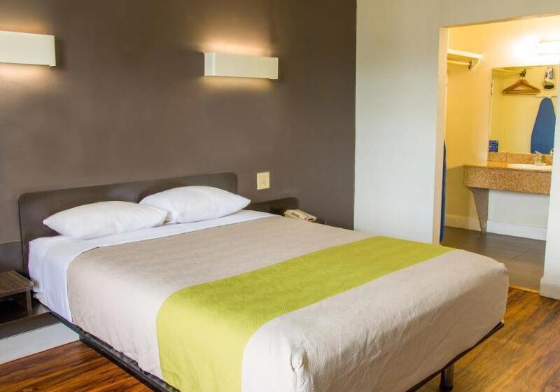 ホテル Deluxe Inn San Antonio