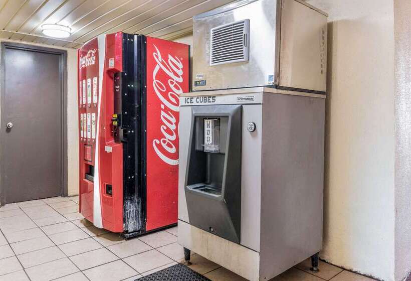 هتل Econo Lodge Inn & Suites
