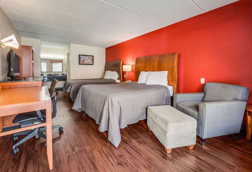 هتل Econo Lodge Inn & Suites