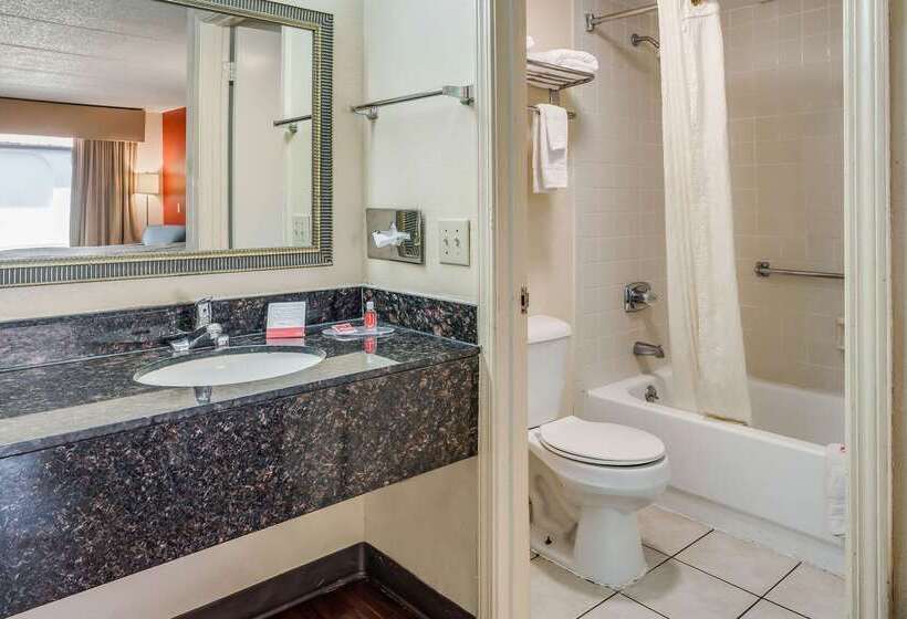 هتل Econo Lodge Inn & Suites