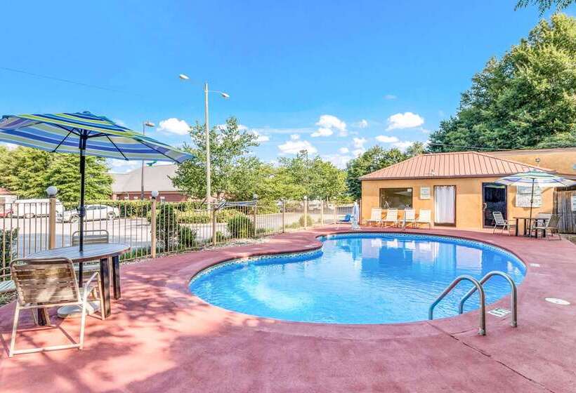 هتل Econo Lodge Inn & Suites