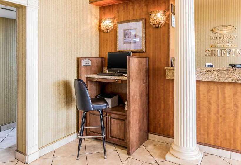 هتل Econo Lodge Inn & Suites