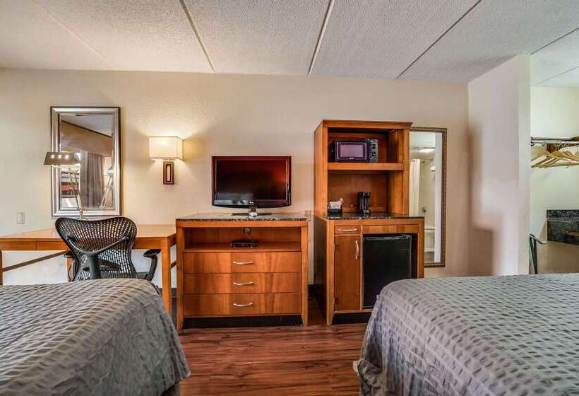 هتل Econo Lodge Inn & Suites