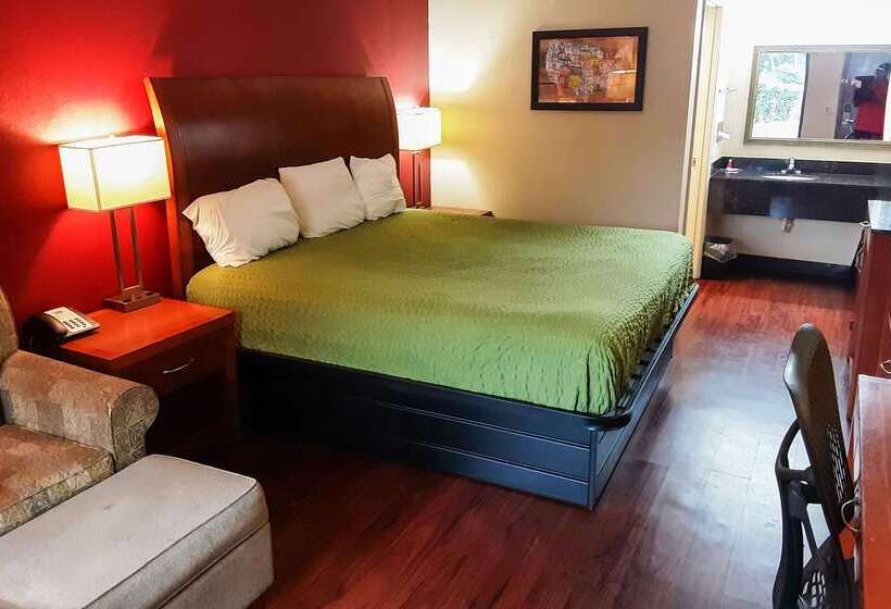 هتل Econo Lodge Inn & Suites