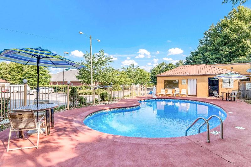 هتل Econo Lodge Inn & Suites
