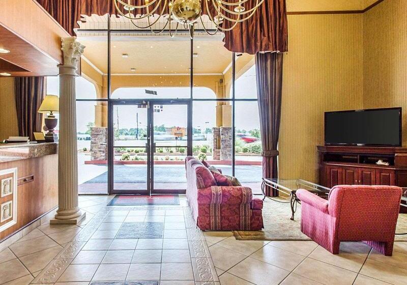 هتل Econo Lodge Inn & Suites