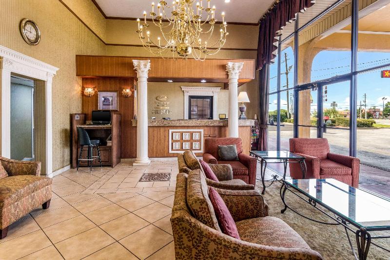 هتل Econo Lodge Inn & Suites