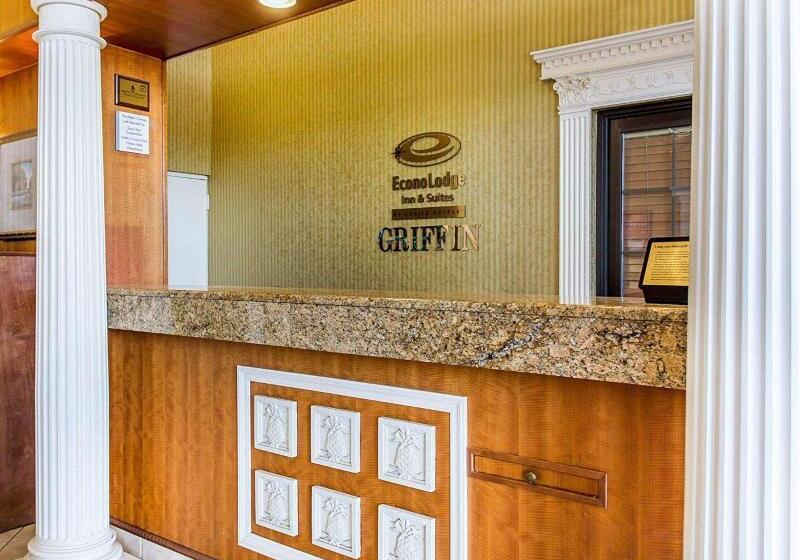هتل Econo Lodge Inn & Suites