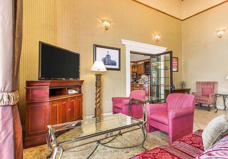 هتل Econo Lodge Inn & Suites