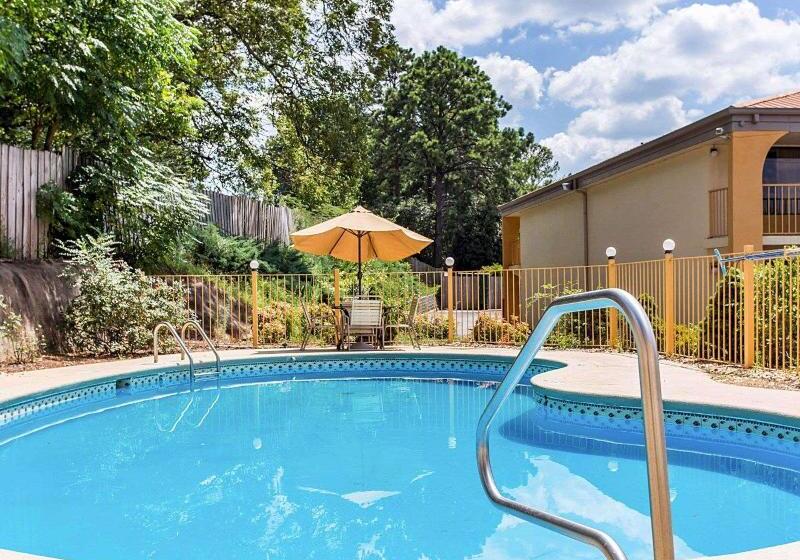 هتل Econo Lodge Inn & Suites