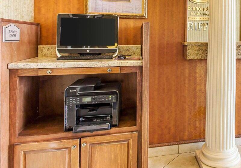 هتل Econo Lodge Inn & Suites