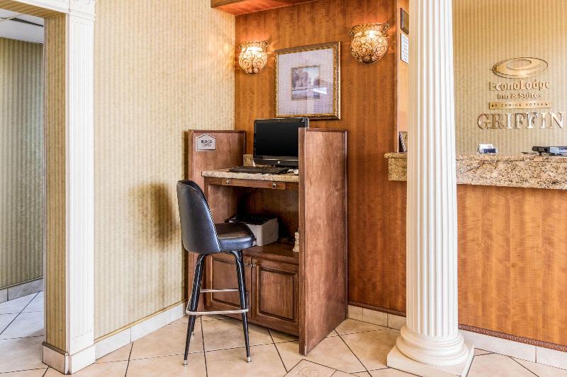 هتل Econo Lodge Inn & Suites