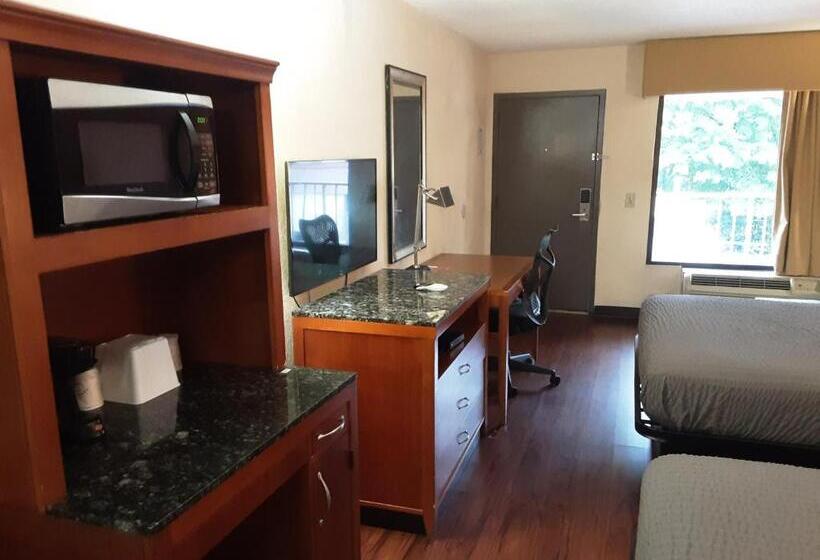 هتل Econo Lodge Inn & Suites