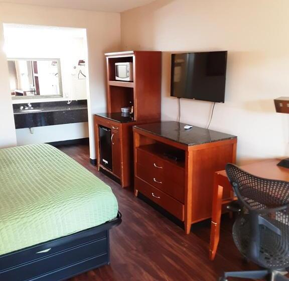 هتل Econo Lodge Inn & Suites