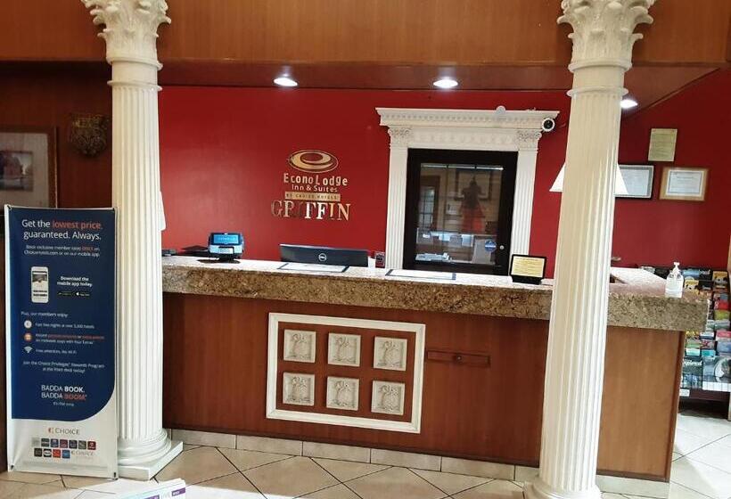 هتل Econo Lodge Inn & Suites