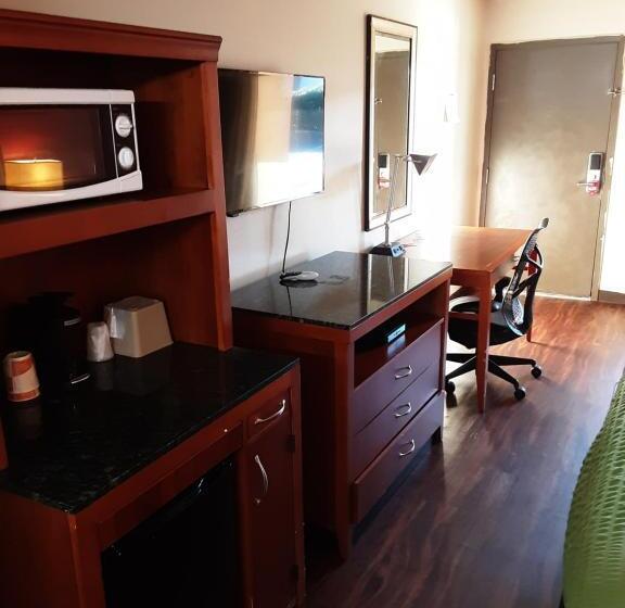 هتل Econo Lodge Inn & Suites