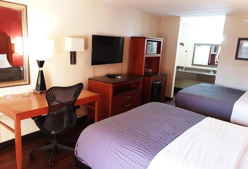 هتل Econo Lodge Inn & Suites