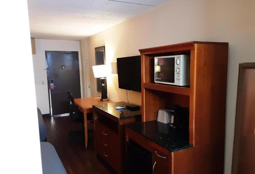 هتل Econo Lodge Inn & Suites