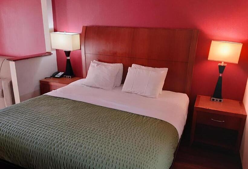 هتل Econo Lodge Inn & Suites