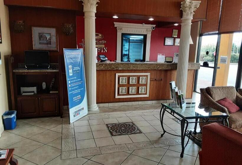 هتل Econo Lodge Inn & Suites