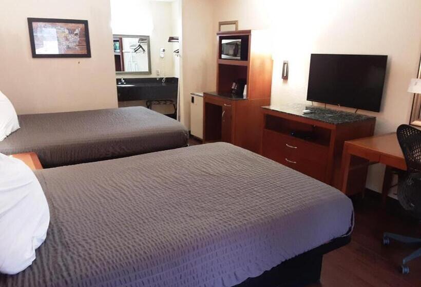 هتل Econo Lodge Inn & Suites