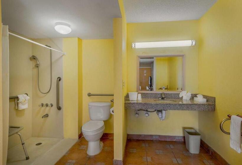 בית מלון כפרי Express Inn & Suites   5 Miles From St Petersburg Clearwater Airport