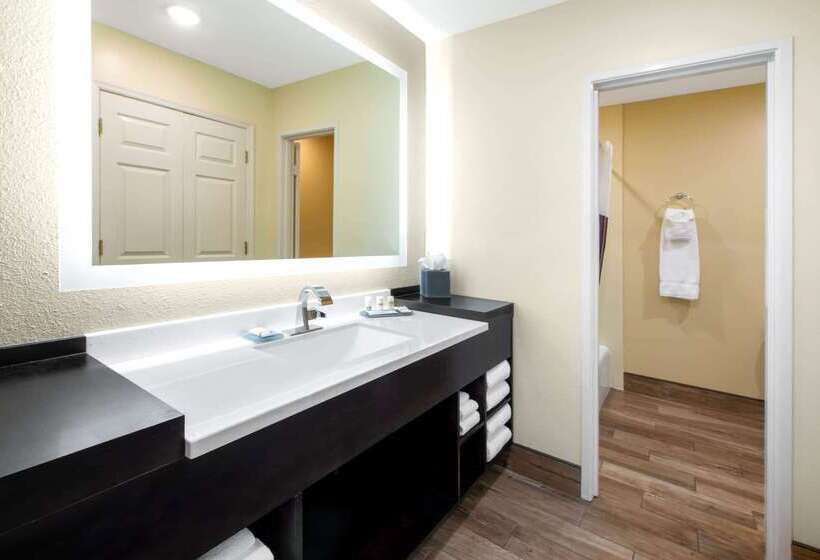 هتل La Quinta By Wyndham Clearwater Central