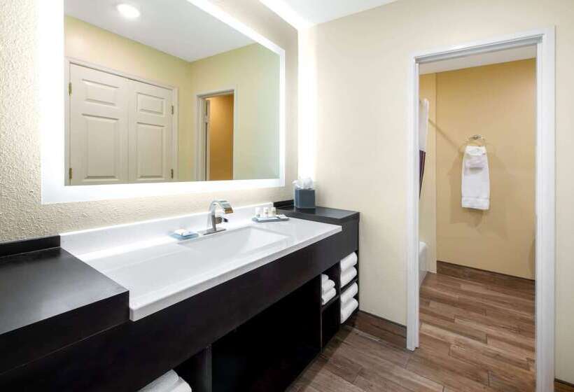 هتل La Quinta Inn By Wyndham Clearwater Central