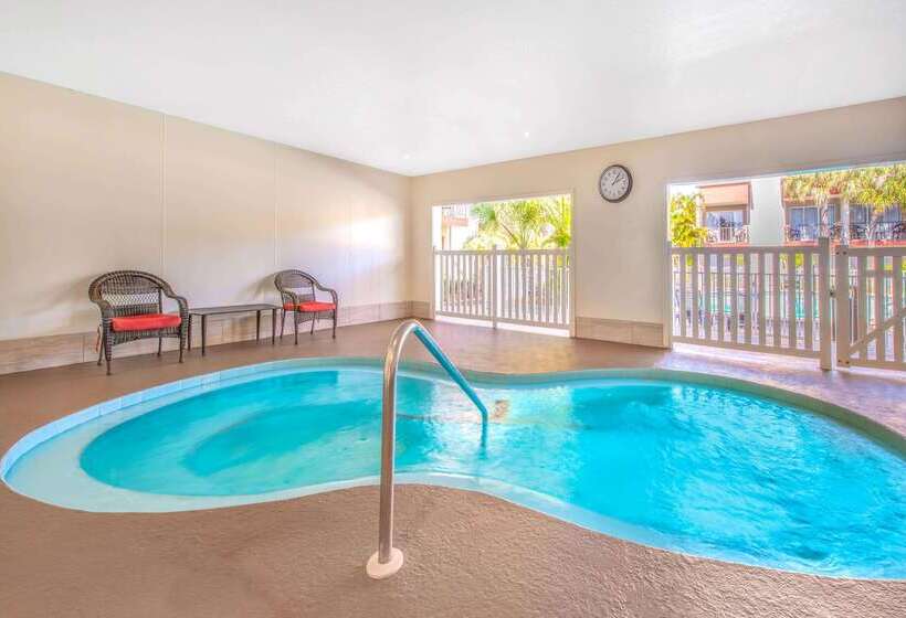 هتل La Quinta By Wyndham Clearwater Central