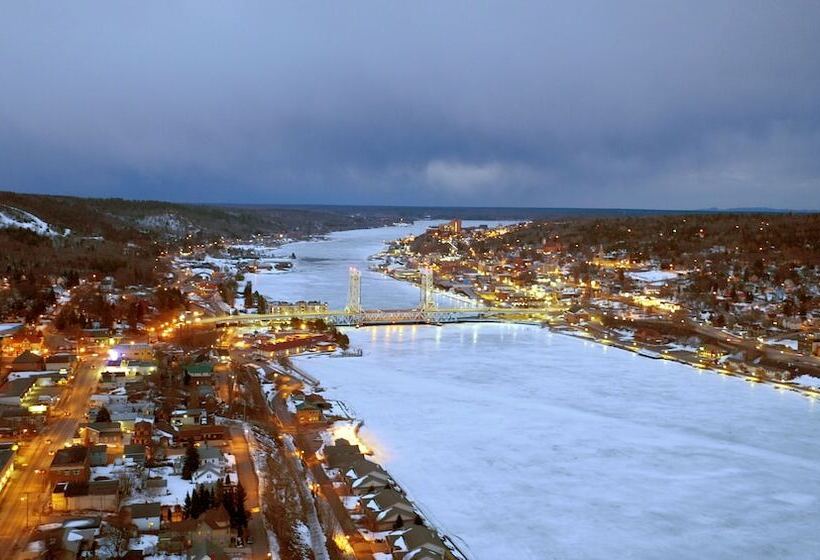 בית מלון כפרי Magnuson Copper Crown